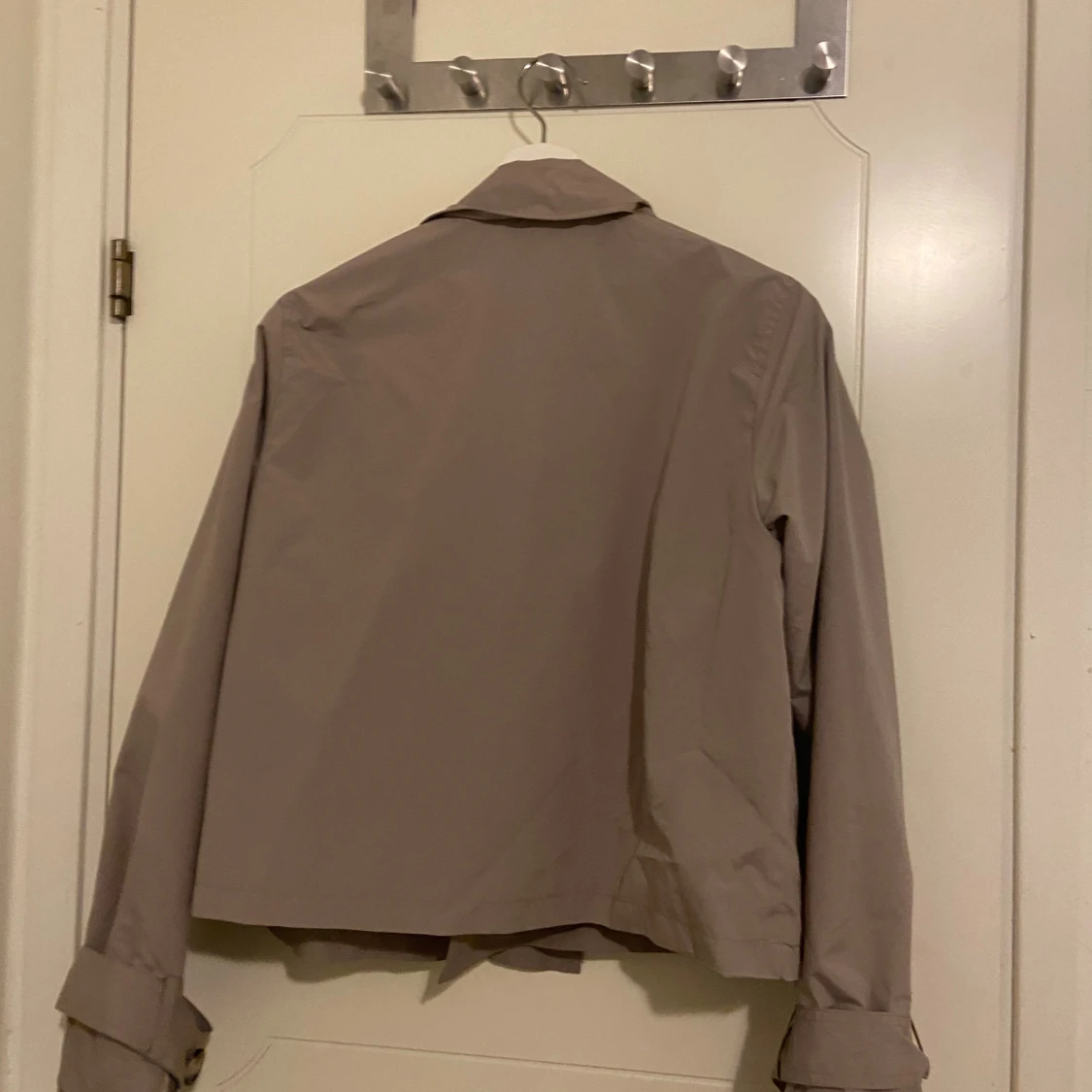 Beige kort trenchcoat från Vero Moda - 1