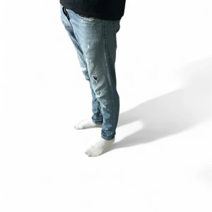 Jack and Jones jeans  - Säljer nu mina Jack and Jones jeans i storlek 28/32 slim fit glen.killen på bild 1 är ungefär 182cm.jag säljer för 349kr