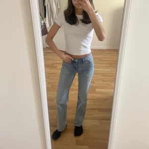 Ljusblå raka jeans - Säljer ett par ljusblå jeans med rak passform och klassisk femficksdesign. Jeansen har normal midja och är tillverkade i mjukt denimtyg. Perfekta för en avslappnad och stilren look.