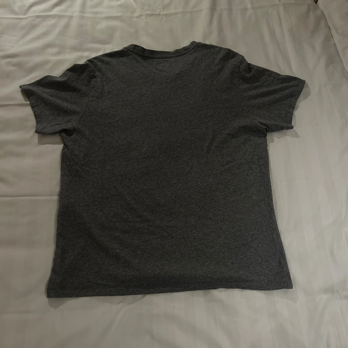 Grå t-shirt från Levi's med bröstficka - 1