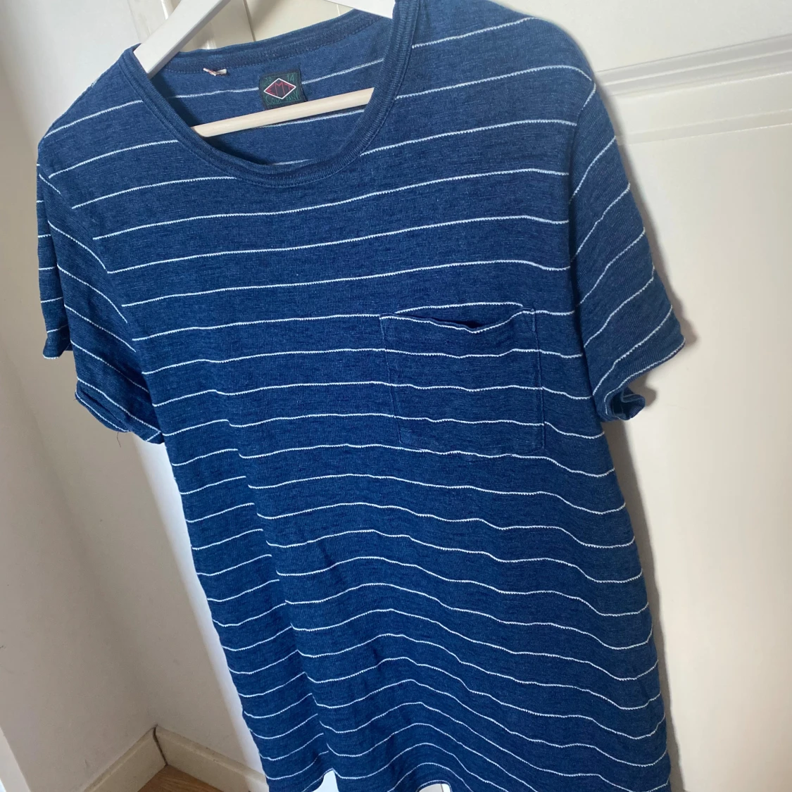 Blå randig t-shirt med bröstficka - 2