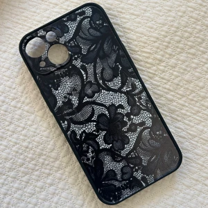 Mobilskal  - Sååå fint och populärt mobilskal i spets som jag köpt i usa💓 trendigt och svårt att få tag på! Passar en iPhone 14☺️helt oanvänt😍