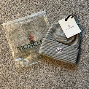 Moncler Mössa - Helt ny & Oanvänd ✔️, Kommer med tags & dustbag 🏷️, skickas inom 1 dag 📦, Onesize (passar alla),  Perfekt för vintern ❄️, kontakta gärna för mer info