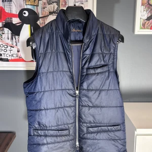 Stenströms väst - Nu säljer vi denna extremt stilrena och snygga Quiltade väst från Stenströms. En perfekt väst som erbjuder en stilren höst och vår.  Cond 9/10 Nypris 2799 kr - Vårt pris: 1299 kr.  Endast västen som medföljer vid köp.  Snabba och enkla affärer prioriteras i vanlig ordning.