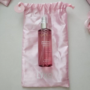 Hickap Glow Monkey Setting Spray 100ml - Hickap Glow Monkey Setting Spray ger en strålande finish. Denna setting spray är 100% vegansk och dermatologiskt testad, lämplig för känslig hud. Innehåller 100 ml.  Ord pris 189kr