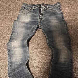Replay jeans  - Feta jeans från Replay. Strl 31:32. Modell: Jondrill. Skick: 9,5/10 Riktigt snygg tvätt! Hör av dig vid funderingar 👍
