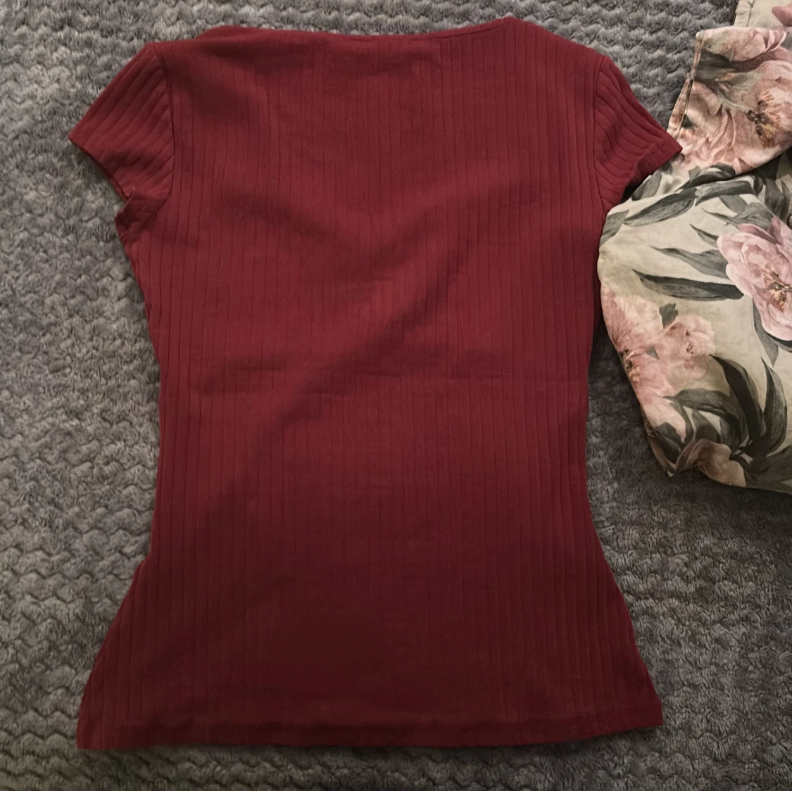 Vinröd ribbad topp från Anna Field - 1