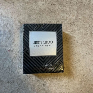 Jimmy Choo Urban Hero EdP 50ml - Jimmy Choo Urban Hero Eau de Parfum i 50 ml. En stilren parfym med modern känsla, perfekt för dig som vill sticka ut. Snygg förpackning som passar in i varje samling.