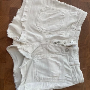 Vita denimshorts från Zara - Snygga vita mini shorts från Zara i denim. De har stora fickor både fram och bak samt klassisk knappstängning. Perfekta för varma dagar och en chill stil. Kan ksk förhandla om pris