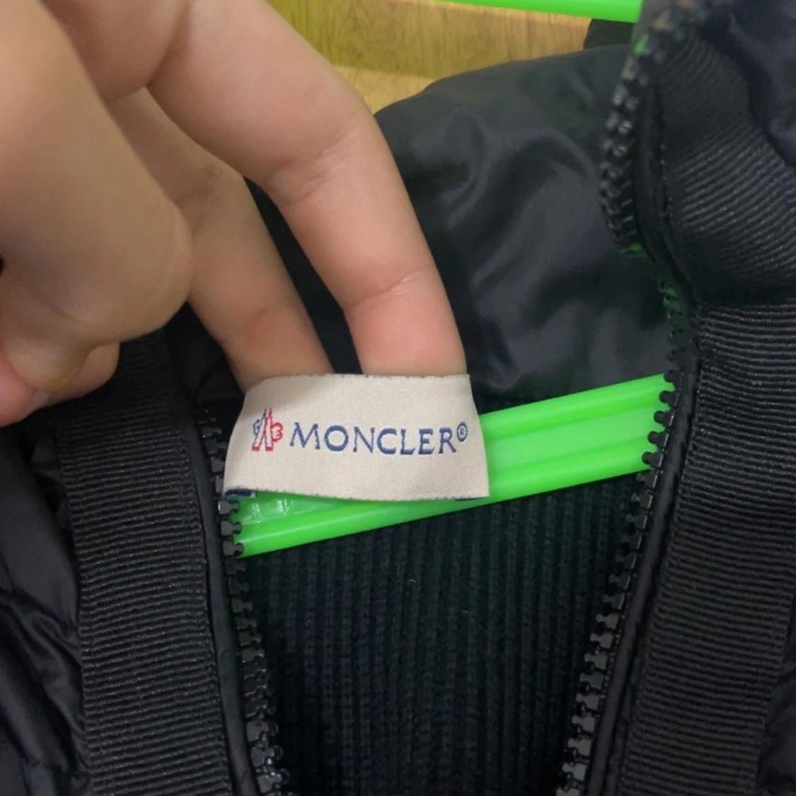 Svart Moncler pufferjacka med huva - 3