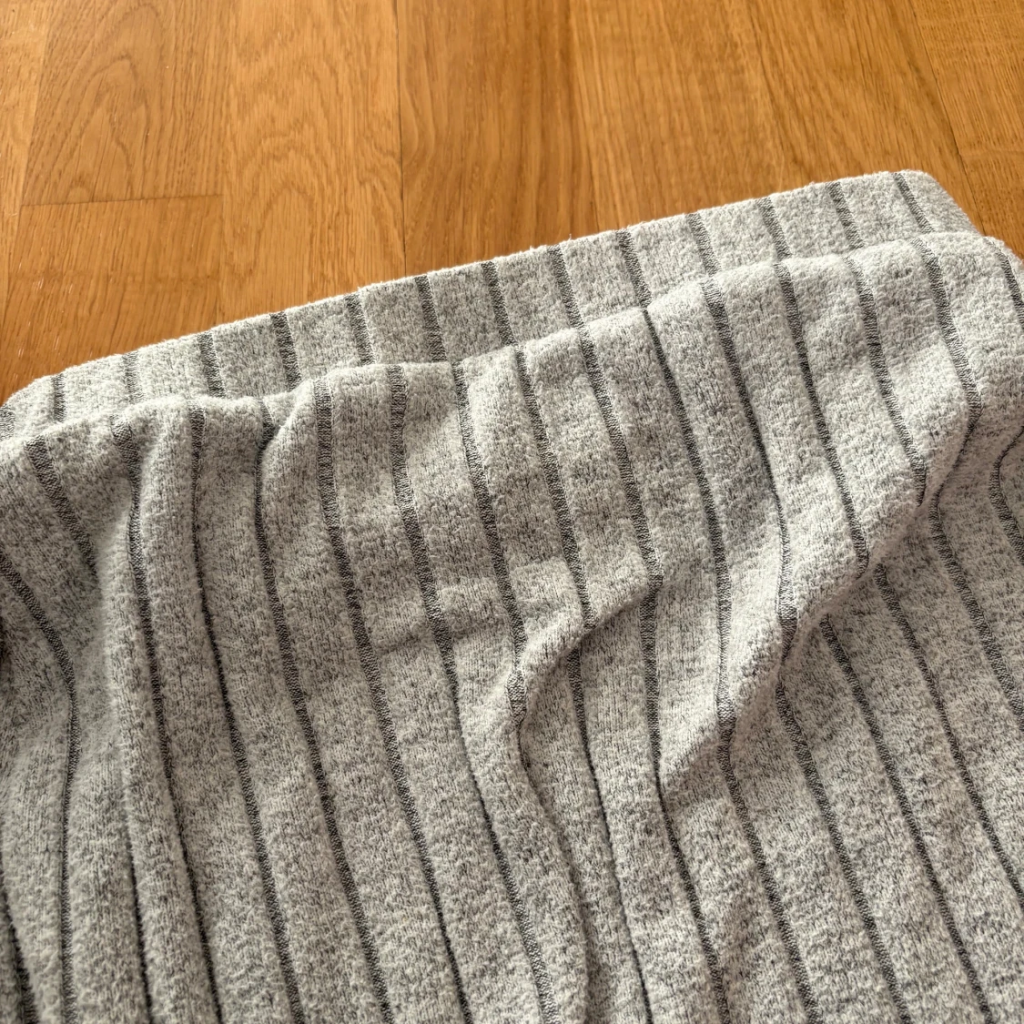 Grå ribbad långkjol i stickat material - 2