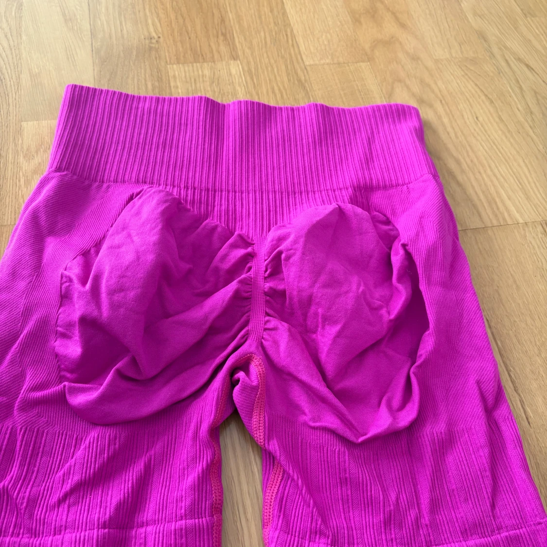 Ribbstickade cykelshorts i rosa - 2