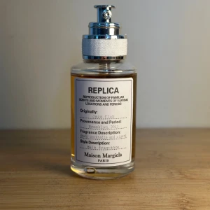 Margiela Replca Jazz Club - Margiela Replca Jazz Club, en otrolig doft för kallare väder. Perfekt nu till vintern!🎄Storlek: 30ml men håller längre än vad man tror. Vet inte vart lådan är, därför har jag sänkt priset något. Tveka inte på att skriva!😁 Nypris: 750kr