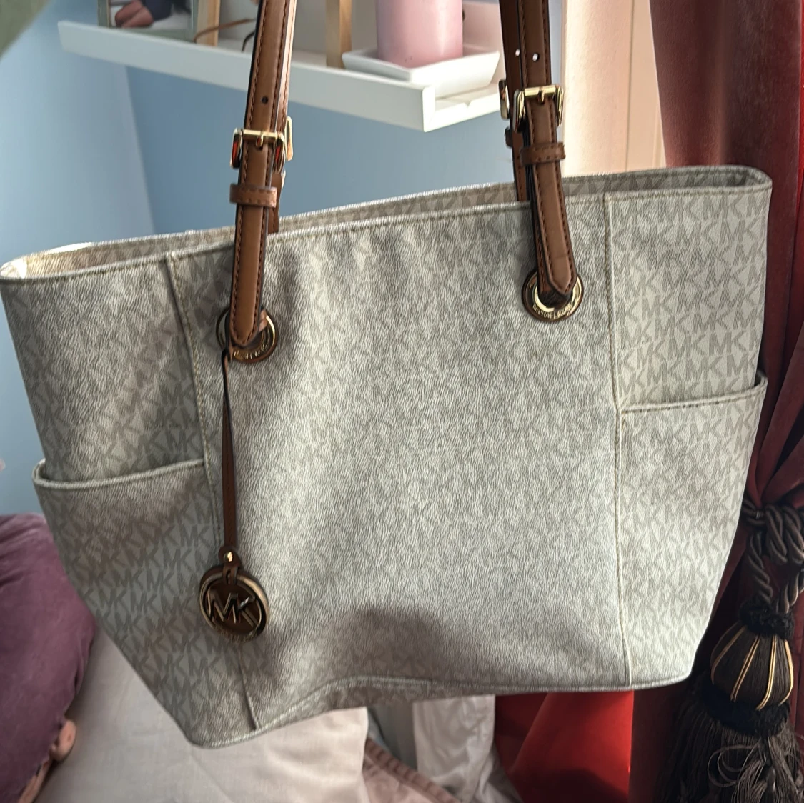 Michael Kors beige axelväska med logga