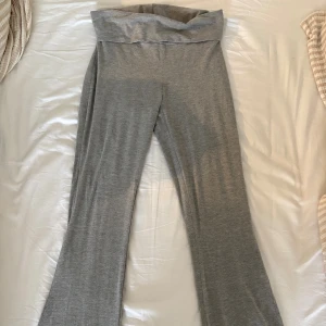 Utsvängda yogabyxor  - Gråa utsvängda yogabyxor från Gina, storlek M 