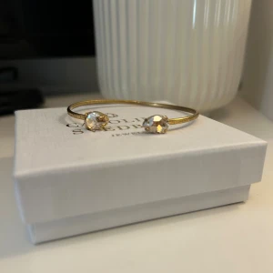  Caroline Svedbom armband  - Stilrent guldfärgat armband från Caroline Svedbom, Aldrig använt då jag är silver person och det är därför det säljs💕