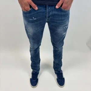 Dondup Jeans George  - Dondup Jeans George! Trendigaste jeansen på marknaden.  Skick= 9,5/10 Ny pris= 4000 kr Säljs för= (Modellen har original slitningar från fabrik vilket är väldigt eftertraktat och populärt) 