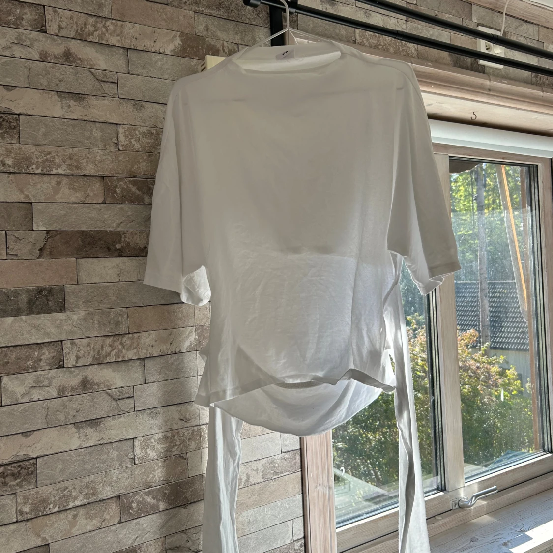 Vit omlottopp med knytband