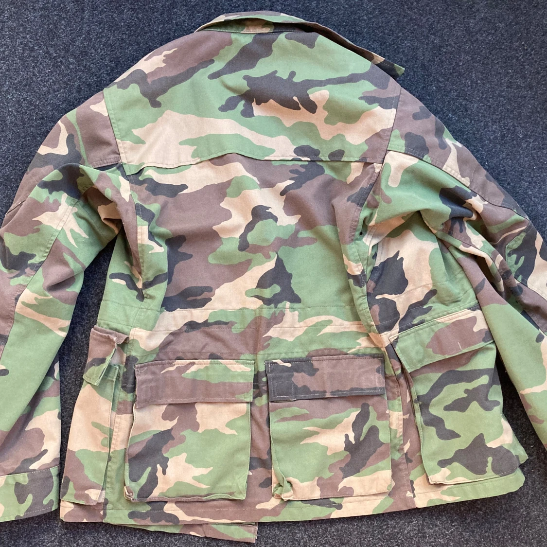 Camouflage militärjacka med fickor - 1
