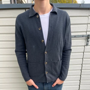 John Henric cardigan - Snygg mörkbli cardigan från John Henric. Skick 9/10 sjukt bra utan synliga defekter. Nypris ligger runt 1400kr men säljs nu för 499kr. Hör gärna av er vid minsta lilla fundering.