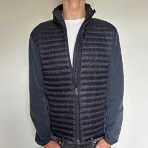 Colmar cardigan/jacka - Hej säljer nu min fina Colmar jacka i stolek 50 (M) . Den är i nyskick men har en omärkbar lagning och är super snygg vid höst/vintern. Nypris +- 3000kr! Färg i svart/marinblå. Glöm inte följa🌊🍾