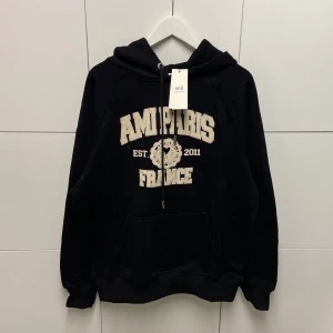 Ami Paris Hoodie  - Hejsan, säljer en helt ny Hoodie aldrig tidigare använd. Storlek L. Postar alltid inom 24h efter köpet. Skriv gärna om du har fler frågor.