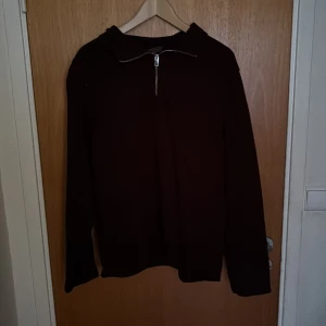 Svart refflad  tröja med half zip - Svart tröja med lång ärm och en snygg half zip-dragkedja vid halsen. 