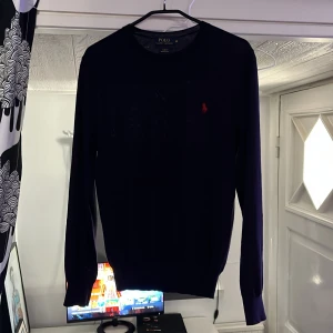 Polo Ralph lauren merino wool  - Hej! Säljer min tvär feta polo Ralph lauren merino wool tröja då jag växt ur den. Den är slim fit i passformen och är riktigt skön! 4 pyttesmåhål som inte syns vid användning men därav priset.