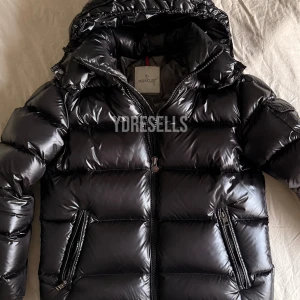 Moncler Maya - Säljer min Moncler Maya i Svart (Size 2) 🙌🏼 En riktigt stilig och unik jacka. Den passar dig som är runt 185+ cm och 65+ kg. Säljer den för 2599 då jag inte är helt 100 på om den är äkta, men priset går att förhandlas. Tveka inte på att höra av er om ni har några frågor eller vill ha fler bilder. 👌🏻