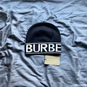 Burberry mössa - En snygg mössa ifrån burberry av topp kvalité alla mössor du kan se på bild 2 finns att köpa, skriv för flera bilder eller annat! Fraktar snabbt efter köp 🚚