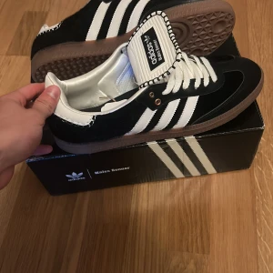 Adidas samba Wales bonner - Säljer dessa assnygga adidas samba x Wales bonner. Perfekta till hösten