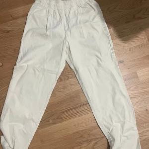 Vita manchesterbyxor från Uniqlo S -  100% bomull. Aldrig använt 