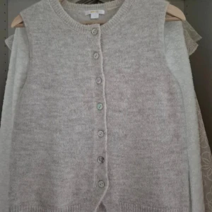 Beige stickad väst från Gina Tricot - Mysig beige stickad väst från Gina Tricot Materialet är mjukt och ger en avslappnad vibe. Aldrig använd 🎀🎀