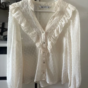 Blus från zara - En jättefin och elegant blus från Zara i storlek XS. I fint skick och passar jättebra till allt.