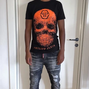 Philipp plein t shirt strl XS - Helt ny.fin replika med grym kvalitet. Modellen är 175cm väger 67kg. Normal i passformen. Pris: 599kr. Först till kvarn. Skickas direkt inom 24h