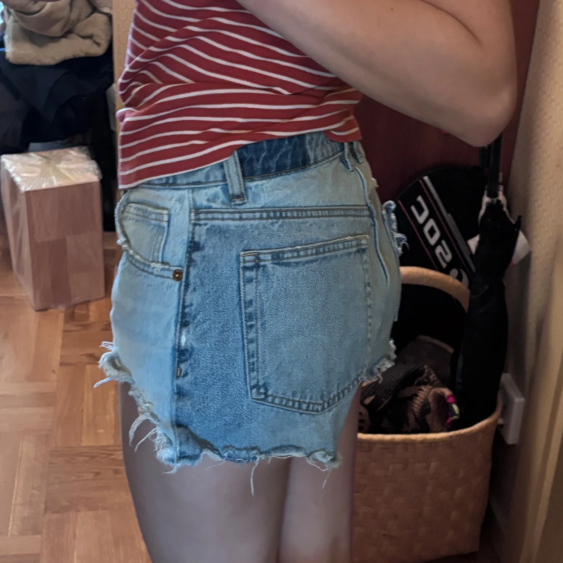 Ljusblå jeansshorts med slitningar - 2