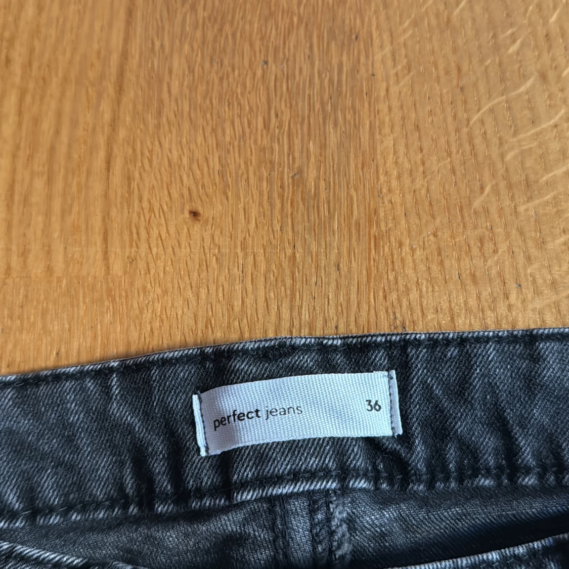 Svarta bootcut jeans från Gina Tricot - 4