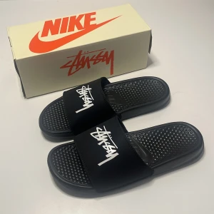 Nike Stussy x Benassi Slippers  - Riktigt feta tofflor. Säljer då dem var lite för små. Skulle passa bra för någon med typ 42-44 i skostorlek