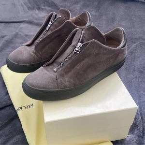 Arigato skor  - Hej! Säljer ett par Arigato skor i fint skick!!!! 9,5/10 Storlek 43 perfekt nu till sommarn ☀️😎Möts i Västerås, Fraktar över hela Sverige (PostNord) hör av er för mer info /// MARES 