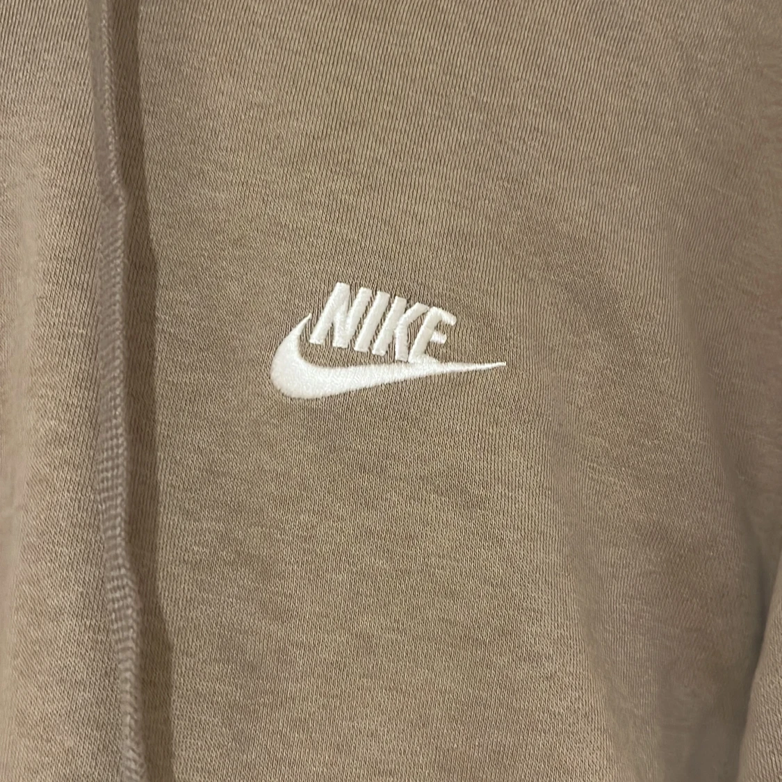 Beige Nike hoodie med broderad logga - 2