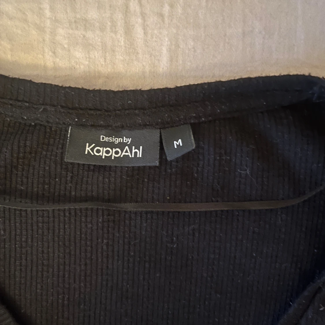 Svart ribbad topp med puffärm KappAhl - 3