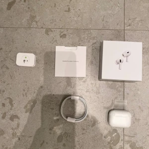 AirPods PRO gen 2  - Hej, nu säljer jag dessa helt nya AirPods pro gen 2. Dem har active noice cancellation. Fick dem i present men hade för små öron för att dem skulle passa mig, tyvärr kunde jag inte lämna tillbaka för att jag hade öppnat boxen. Jag har serienummer och allting. Pris går att diskutera. Tveka inte på att höra av er vid frågor och funderingar, mvh 