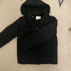 Selected Homme - Snygg vinterjacka ifrån Selected homme som är perfekt nu till lite kyligare tider. Den är i nyskick då jag knappt använt den pga att den är för liten. Inga defekter. 