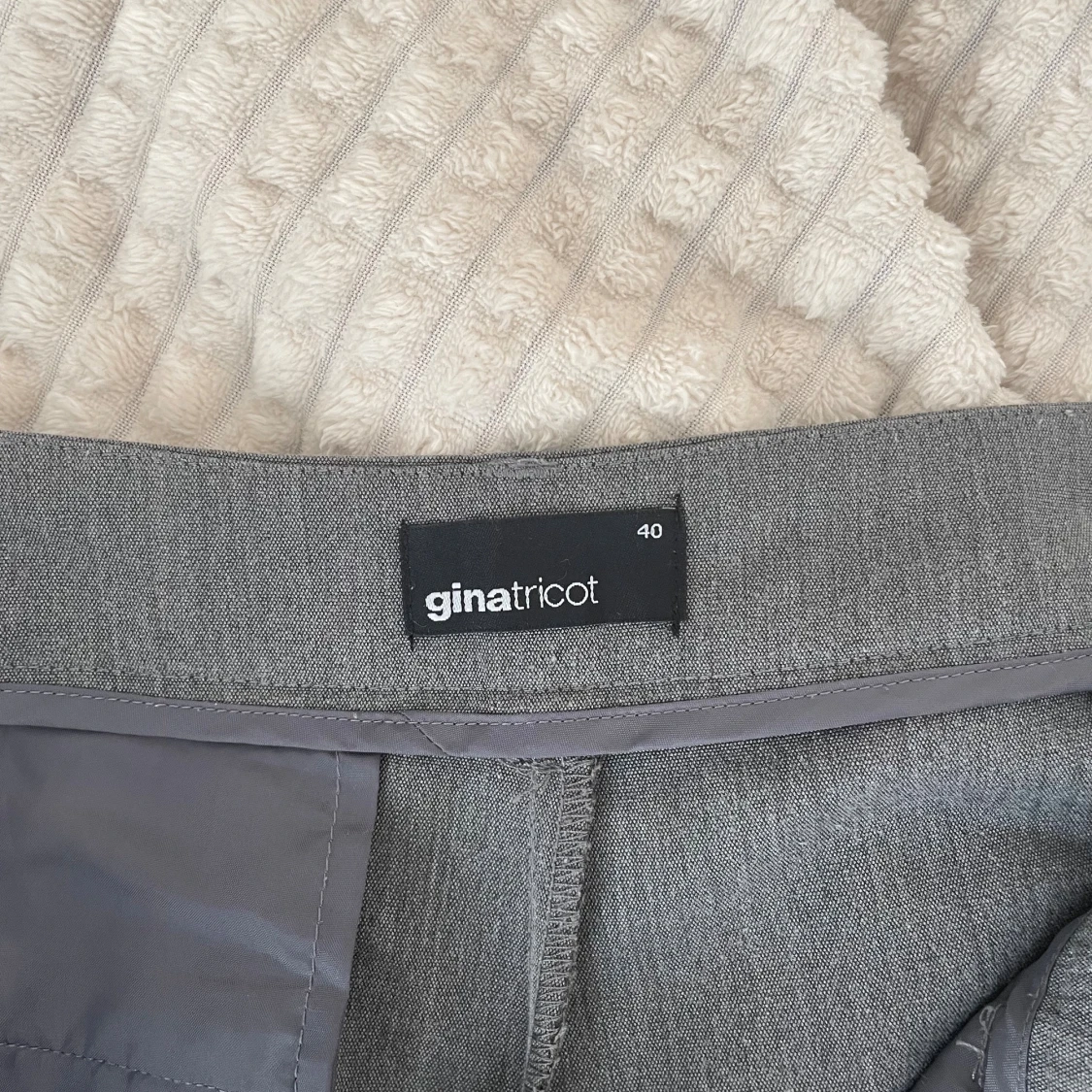 Grå kostymbyxor från Gina Tricot - 3