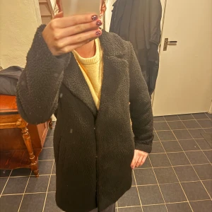 Svart teddy-kappa - Jättefin svart teddy-kappa💞💞 Världens mysigaste och gosigaste material! Storlek XS. 