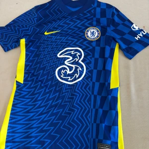 Chelsea fotbolls tröja - Chelsea hemma tröja från några säsonger sen i mycket bra skick. Storlek 137-147cm.