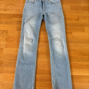 Replay New Luz ljusblå bootcut jeans - Snygga ljusblå jeans från Replay, modell New Luz med bootcut fit. Jeansen har klassisk femficksdesign, normal midja och är tillverkade i hållbar bomull. Perfekta för dig som gillar en avslappnad men trendig look. Nästan aldrig använde köpte vid nypris 1700. Använde inte för att modellen inte va för mig och upptäckte de för sent. 