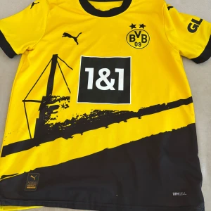 Dortmund fotbolls tröja - En Dortmund hemma tröja i väldigt fint skick. Strolek 164