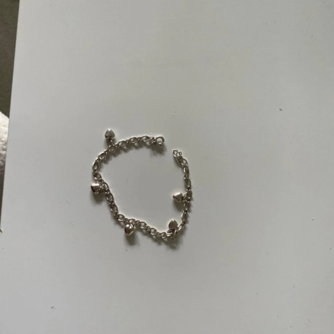 Silverfärgat armband med hjärtberlocker