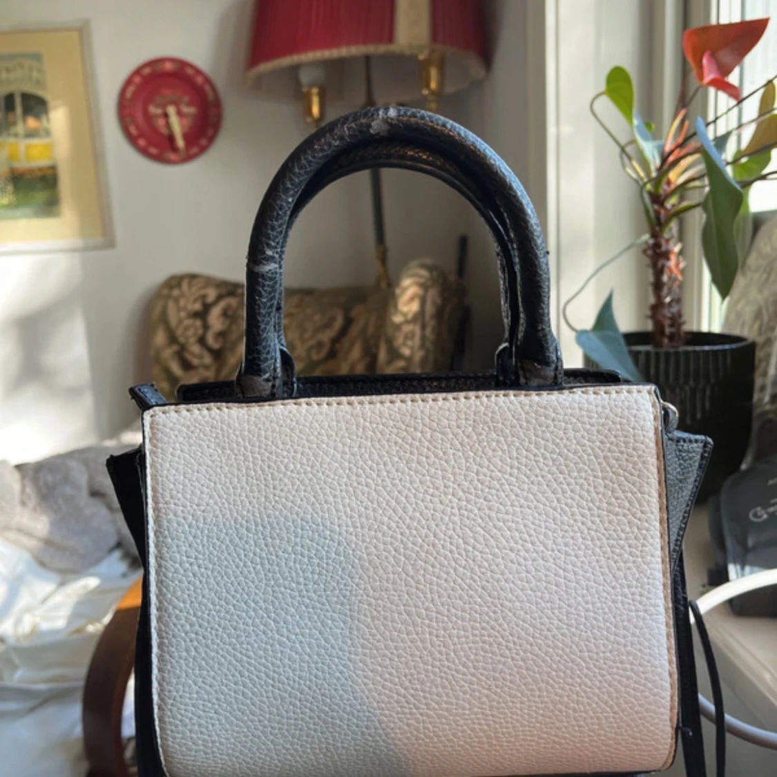 Vit och svart handväska från Guess - 1